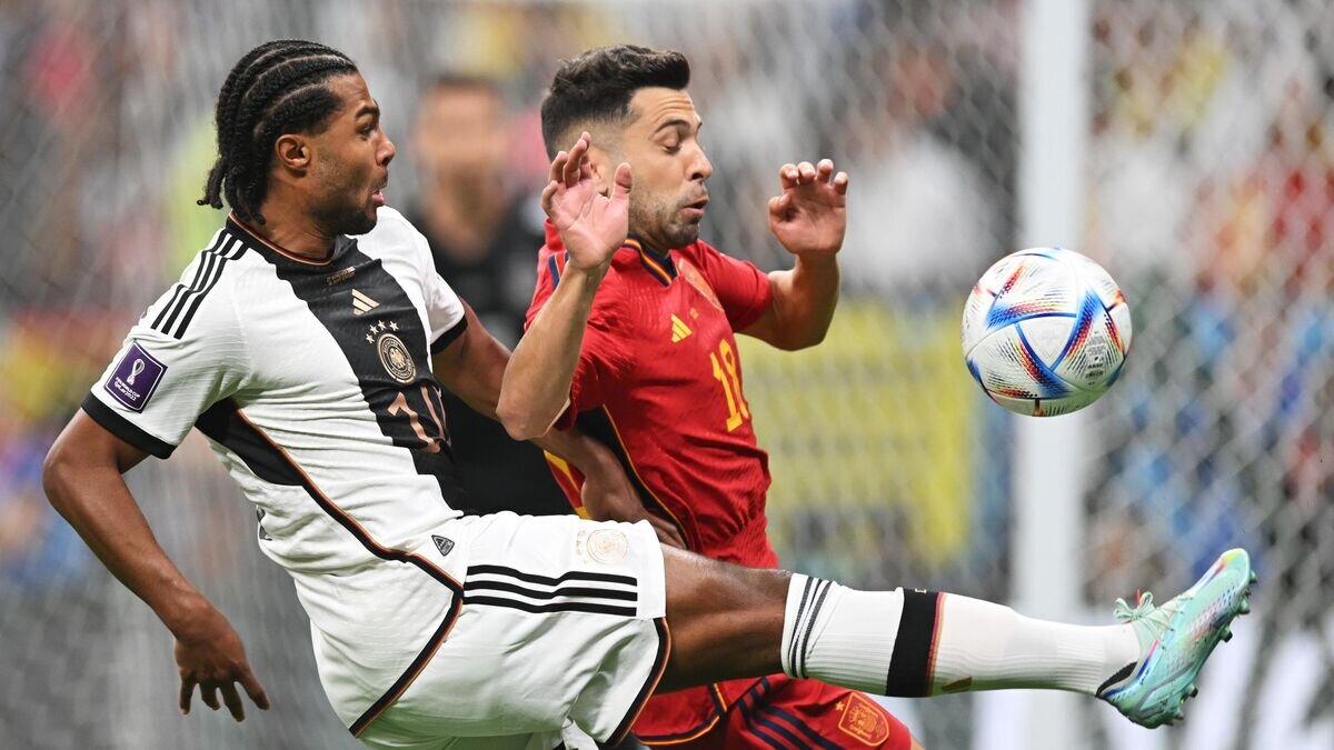    Игрок сборной Испании Жорди Альба (справа) и игрок сборной Германии Серж Гнабри© РИА Новости / Григорий Сысоев