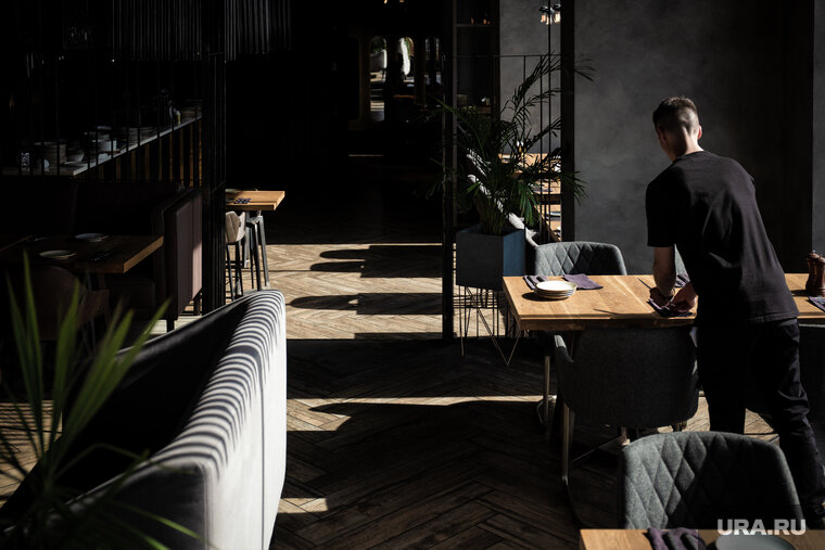    Посетители бара обратили внимание на жетон официанта с украинской символикой