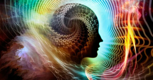 Как устроено подсознание человека? Оказывается об устройстве подсознания известно довольно много, но к сожалению такими вещами интересуются лишь специалисты и узкий круг людей занимающихся саморазвитием. А жаль, ведь зная как устроено подсознание можно эффективно на него влиять и знать чем обусловлена та или иная наша потребность, или же какое-либо неосознанное действие. 
Где находится подсознание?
Действительно, прежде чем понять как устроено подсознание неплохо было бы узнать где оно находится. Понятное дело - в мозге! Но где именно? В какой его части? И тут нас ждет первый сюрприз - подзознание находится везде и нигде одновременно!
Очевидно Вы в недоумении: "Как же что-то может находиться и везде и нигде? Это же абсурд!" Но не делайте слишком поспешных выводов. Дело в том, что подсознание это не нечто физическое (в том плане, что его нельзя потрогать руками или, скажем, взять и вырезать скальпелем из мозга). Подсознание - куда более интересный феномен!

Что такое подсознание?
Раз подсознание нельзя потрогать - может его и нет вовсе? Есть, еще как есть. Но суть в том, что подсознание - это не объект, это психический процесс. Вернее, невероятное множество психических процессов, протекающих в мозге.


Итак, подсознание - это, по сути, множество психических процессов, протекающих в мозге без отображения их в сознании. То есть сами процессы в сознании не отображаются, а вот их результаты вполне могут там появиться.

Возьмем ту же интуицию. Сейчас есть все основания полагать, что интуиция - это просто один из множества подсознательных процессов. Он сводится к поиску некого решения на бессознательном уровне. Например, Вы решили пойти на прогулку, начали одеваться и вдруг почувствовали (сработала интуиция), что нужно взять зонт. Что произошло между "решили" и "почувствовали"?

Видимо, подсознание, проанализировав Ваш опыт, пришло к выводу, что велика вероятность дождя. Поэтому оно "подкинуло" Вам в голову мысль взять зонт. Обычно в этом случае просто говорят, что сработала интуиция. Но возникает вопрос, а почему интуиция сработала? Какое дело подсознанию до того намочитесь Вы под дождем или нет?

Почему подсознание делает то, что оно делает?
У подсознания есть одна важная особенность - оно по мере возможностей старается "держать Вас" в зоне комфорта. Мы не зря взяли в кавычки выражение "держать Вас". Правильнее было бы сказать "держать себя". Ведь подсознание это не что-то инородное или внешнее. Подсознание - это неотъемлемая часть Вас самих!

Мое подсозание сошло с ума!
Раз подсознание такое заботливое, почему же оно не "заставит" меня пойти на высокооплачиваемую работу вместо того, чтобы на диване целыми днями валяться? С деньгами мне было бы намного комфортнее. Видимо мое подсозание сошло с ума!

Это одно из самых распространенных заблуждений по поводу подсознания. Да, подсознание устроено таким образом, чтобы держать нас в зоне комфорта. Но не стоит забывать, что "зона комфорта" в большей степени определяется самим подсознанием. Сознание в этом вопросе играет второстепенную роль.

Сознательно мы понимаем, что с деньгами наша жизнь стала бы более комфортной, насыщенной и интересной. Но подсознание защищает нас на более низком уровне. Так, например, в Вашем подсознании может присутствовать установка - "Большие деньги - большие проблемы!" Подсознание не анализирует это утверждение. Оно не способно оценить насколько эта установка соответствует действительности. Оно просто выполняет ее. То есть оно не подталкивает Вас к большим деньгам, а скорее наоборот, защищает Вас от них. Так как в соответствии с устанокой большие деньги могут сулить большие проблемы.

Как направить подсознание на путь истинный?
Как же заставить подсознание помогать в осуществлении сознательных желаний, вместо того чтобы мешать им? Мы дадим несколько советов. Во-первых, Вы должны узнать как устроено подсознание, как оно функционирует, как им можно управлять и так далее. Во-вторых, Вы должны постараться выяснить какие внутренние факторы мешают осуществлению Ваших желаний.

После такой серьезной теоретической подготовки можно перейти непосредственно к активным действиям. Сейчас существует множество методов влияния на подсознание. Это и аффирмации, и аутотренинги, и медитации, и аудиовизуальные сессии, и еще множество разных техник и методик. Ваша задача выбрать из них самую подходящую (по личным соображениям), начать использовать и, естественно, довести до конца начатое дело.

Путь саморазвития - сложный путь. Но то что Вы получите в итоге стократно окупит потраченное время, силы и деньги. И помните, дорогу осилит идущий! Ваша жизнь в Ваших руках, и только Вы можете ее изменить!