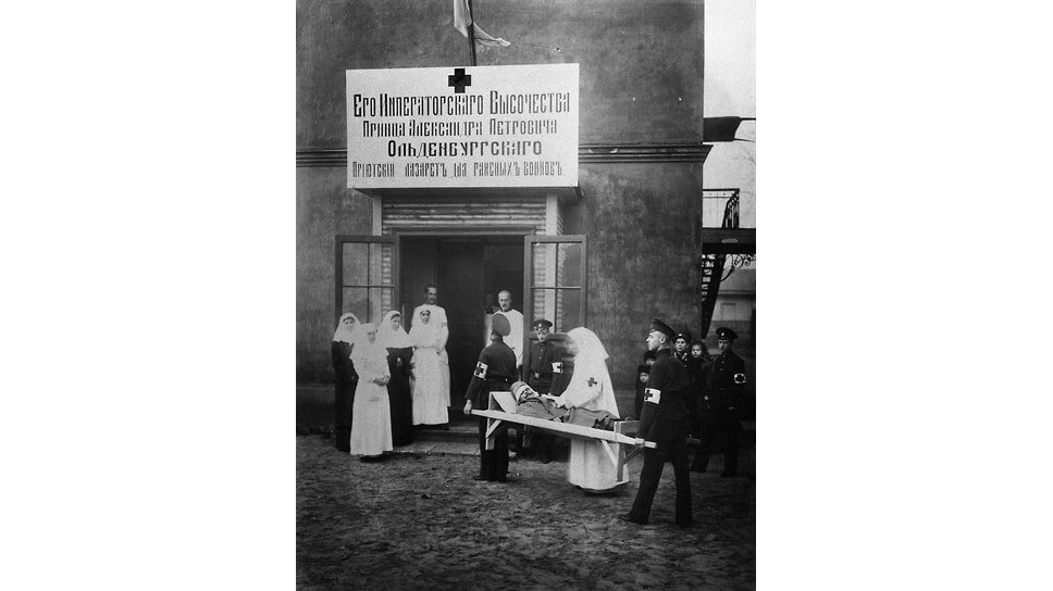 Фото: Фотоархив журнала «Огонёк»📷«"Санитарный диктатор" принц Ольденбургский объявил, что отводит ряд зданий во дворе, и в том числе наш пакгауз, под склады своих лазаретов»