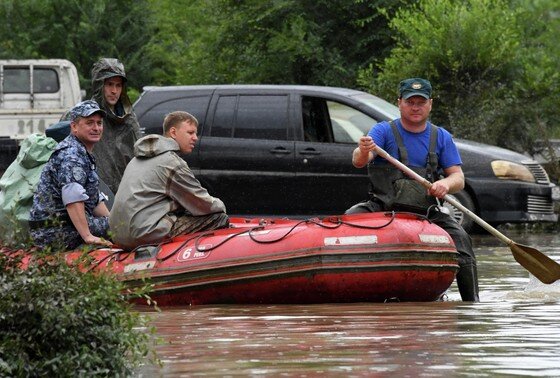    Сотрудники спасательной службы МЧС РФ проводят эвакуацию жителей из подтопленных районов Уссурийска