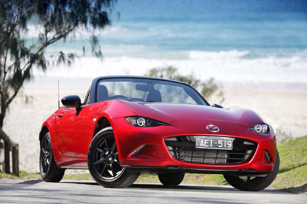 Mazda MX-5 ND — четвертое поколение самого популярного родстера в мире. Представители бренда говорят о возвращении с MX-5 к истокам. Учитывая его небольшие размеры и атмосферный двигатель 2.