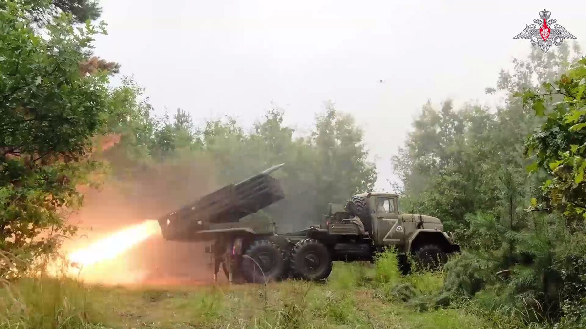     Российская армия за сутки нанесла поражение живой силе и военной технике ВСУ в 143-х районах, по данным Минобороны России.