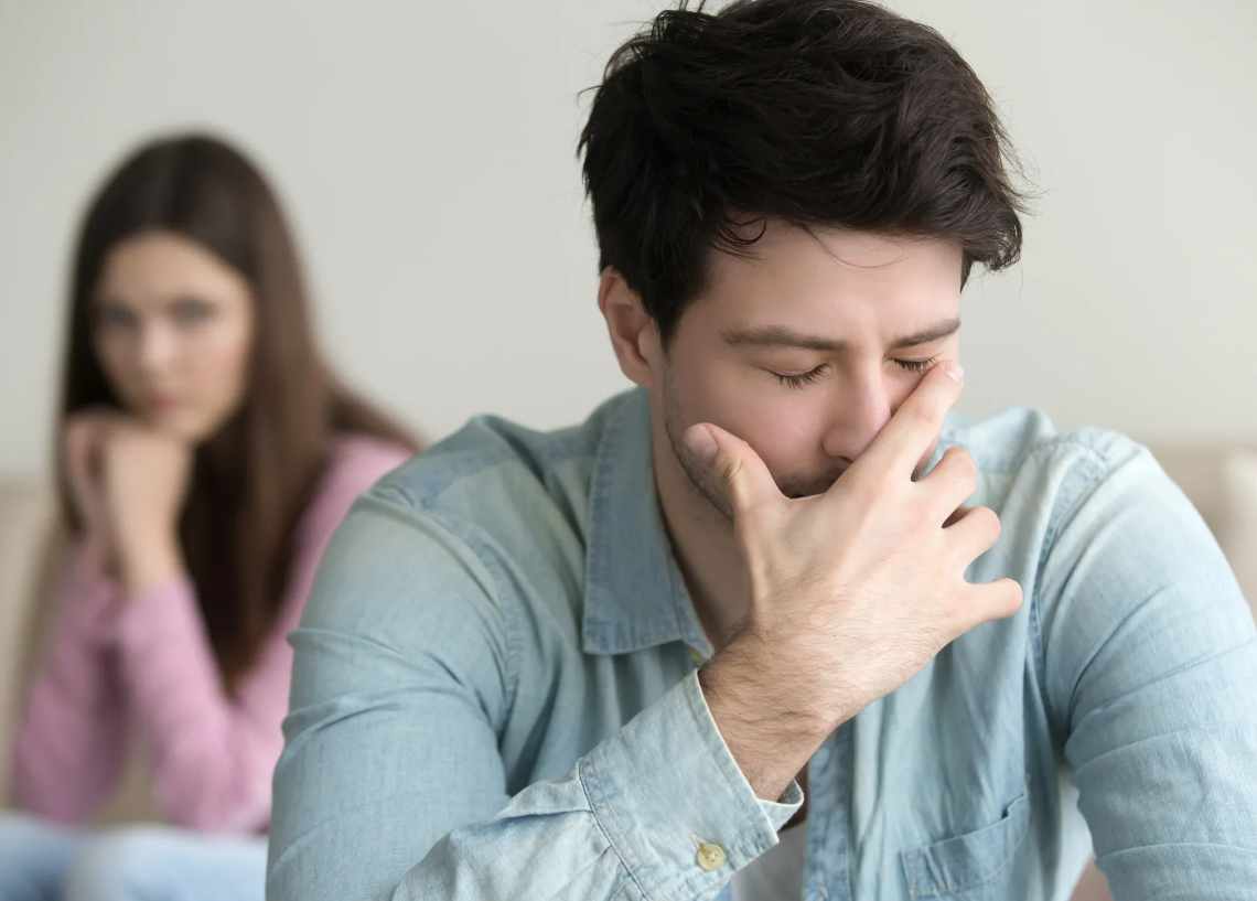 Upset into. Расстроенная девушка-подросток. Мужчина задумался. Upset into. Муж и жена расстроенные.