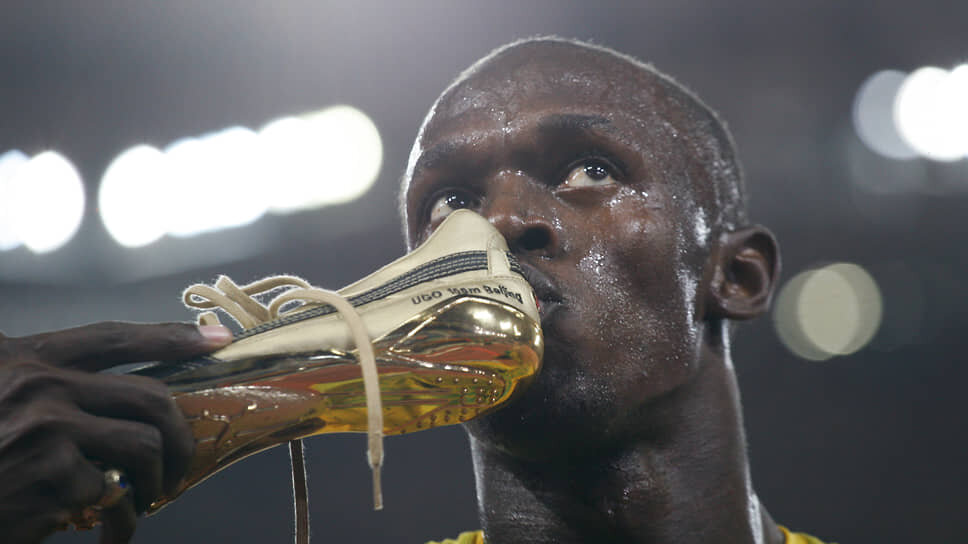    Усейн Болт родился 21 августа 1986 года в небольшой деревне Шервуд-Контент, в области Трелони на севере Ямайки. Отец спортсмена Уэлсли Болт владеет продуктовым магазином. С детства будущий олимпийский чемпион увлекался крикетом, вместо мяча он использовал апельсины Дмитрий Азаров/Коммерсантъ