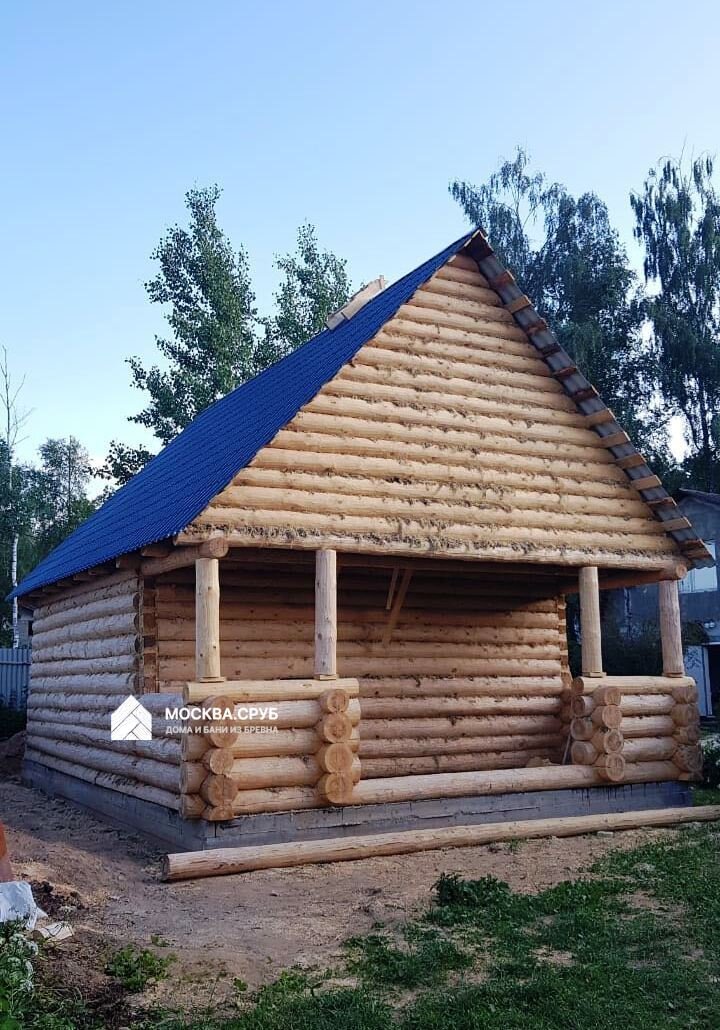 Сруб из бревна 5х6 с верандой 2 метра. Используется комбинированная рубка, в которой основная площадь имеет углы в лапу, а веранда выполнена в чашу.