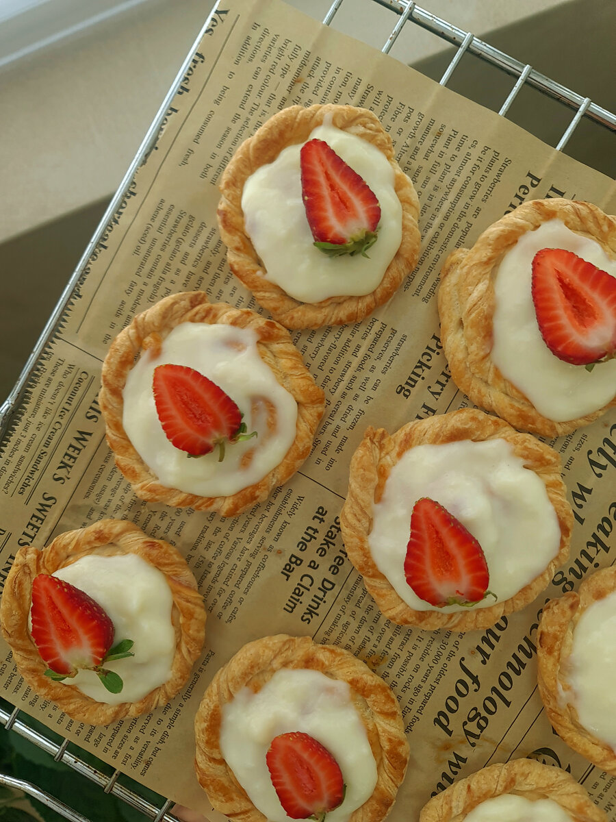 Вензель с заварным кремом и клубникой.