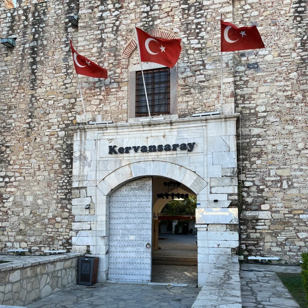 Вход в Караван-сарай.