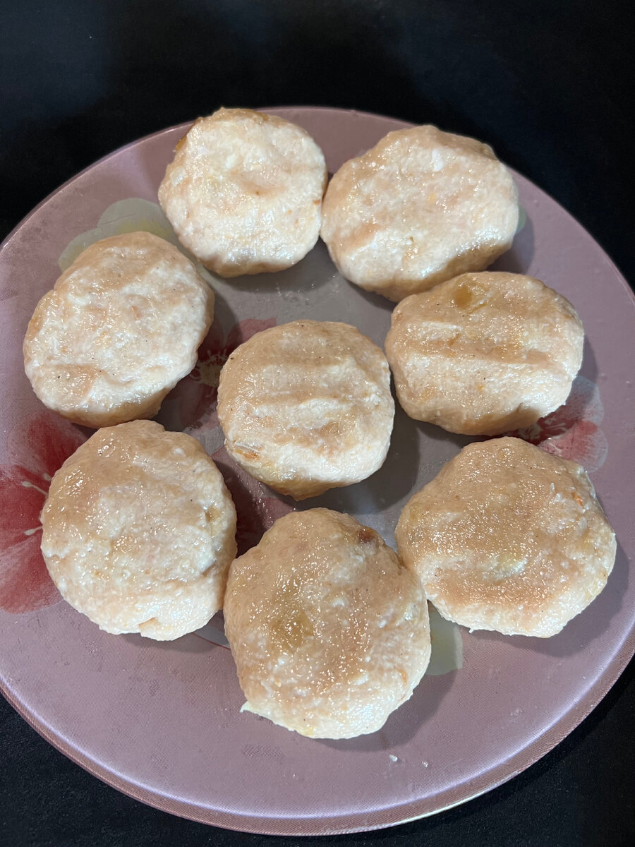 Формуем плоские котлеты. Чтобы фарш не прилипал, смачиваем руки в воде.