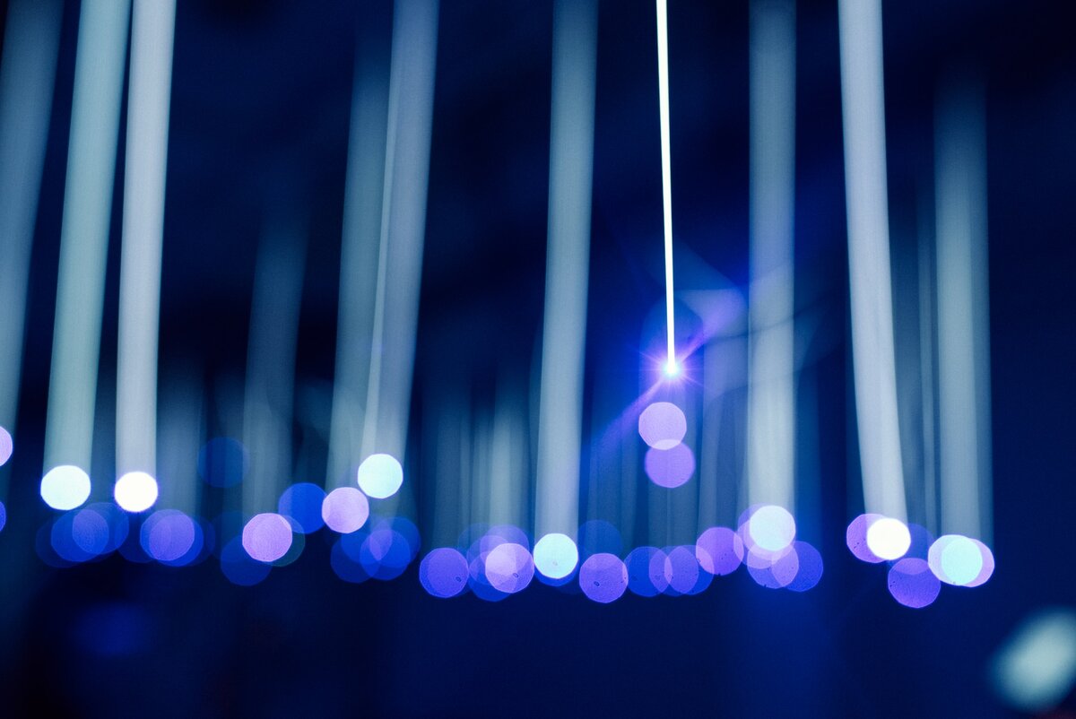 Стеклянное оптоволокно, фото: unsplash.com