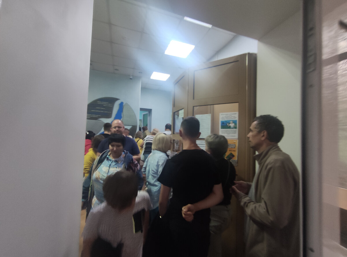 Вход в музей. Люди толпятся, чтобы купить билет. 