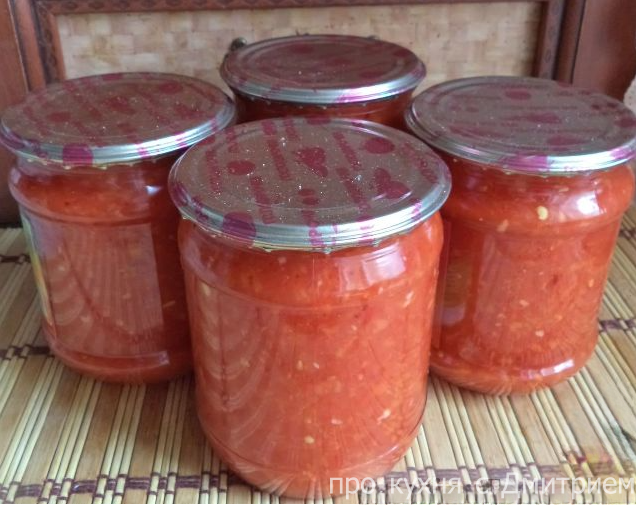 Домашний соус аджика готовится на основе помидоров, а разнообразные вкусовые оттенки ему придает добавление различных овощей и фруктов.