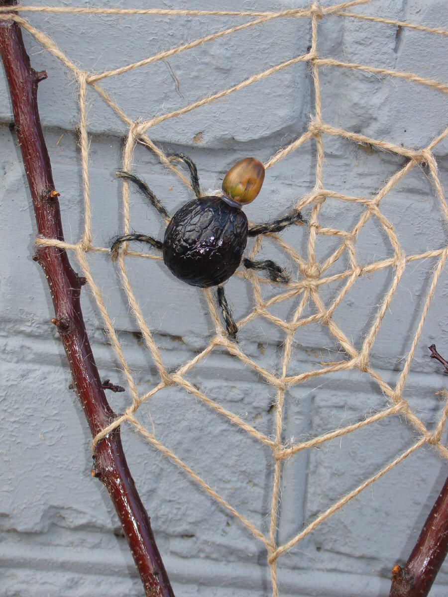 Осенняя поделка из веток и листьев. Паучок на паутинке. Мастер-класс с пошаговыми фото