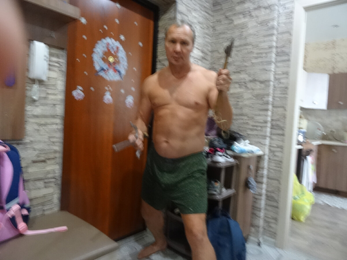 Вот я и холодное оружие в моих руках, которое ждет свою жертву, которая вдруг вздумает захотеть превратить меня в раба 