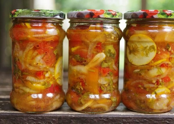 Этот овощной салат на зиму — вкуснейший мультиовощной салат, который готовят для консервирования в банках из смешанных ингредиентов.