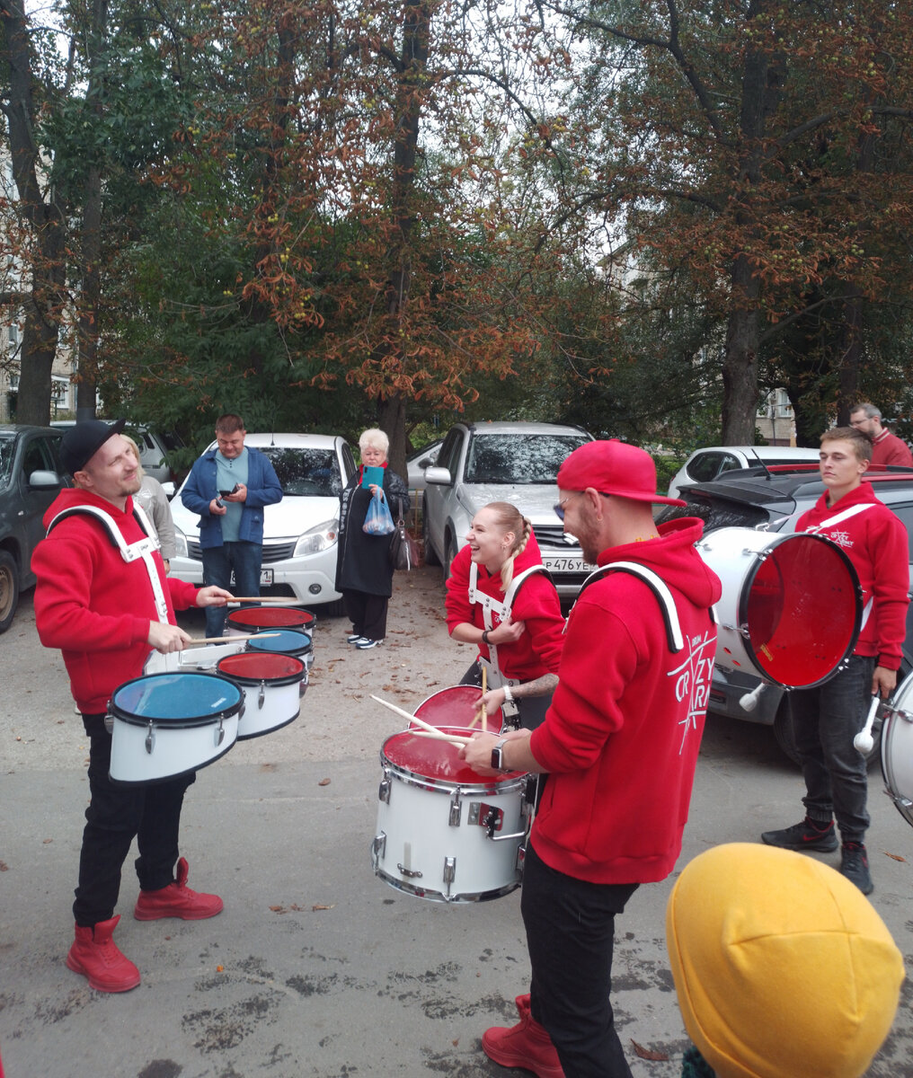 По уже сложившейся традиции, в Туле,  в дни города проходит "Театральный дворик".  В этом году- это уже XV Международный фестиваль уличных театров. 9/09/2023. 16:00.-7