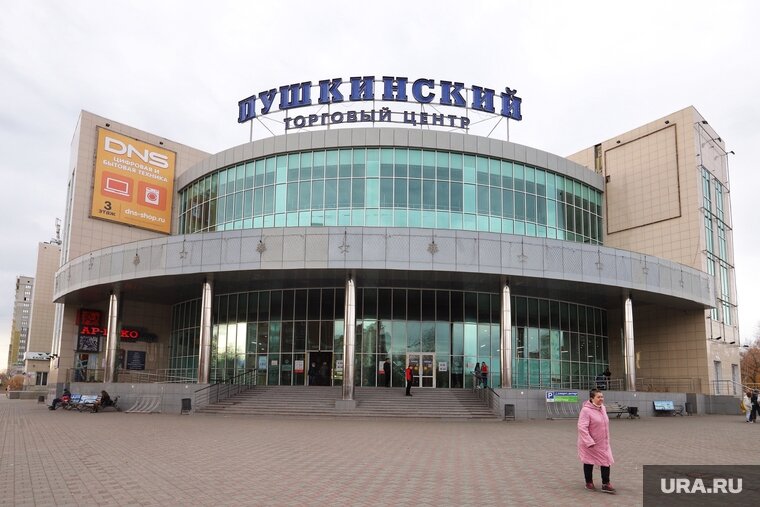    К зданию ТРЦ подъехала техника спасателей (архивное фото)