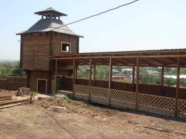 Деревянные башни и крепостная стена давно уже требовали ремонта / Фото: Елена Ховхун