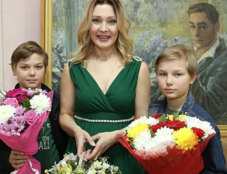 Анна Тихонова с детьми