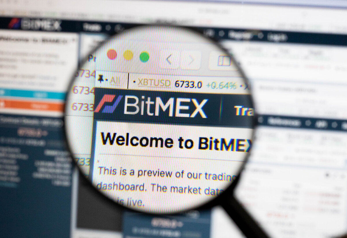 Гонконгская криптовалютная биржа BitMEX пообещала выплатить компенсацию тем пользователям, которые потеряли средства по причине внезапного роста биткоина в начале текущей недели. Об этом руководство BitMEX сообщило в пресс-релизе в среду, 3 апреля.