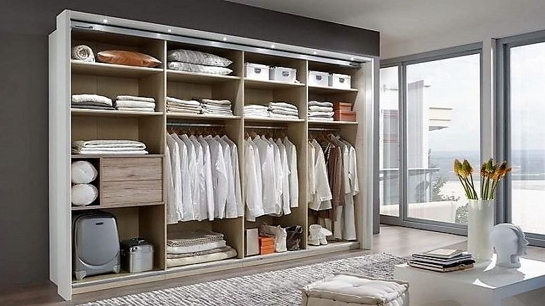 Пример простого и очень функционального внутреннего наполнения шкафа-купе 