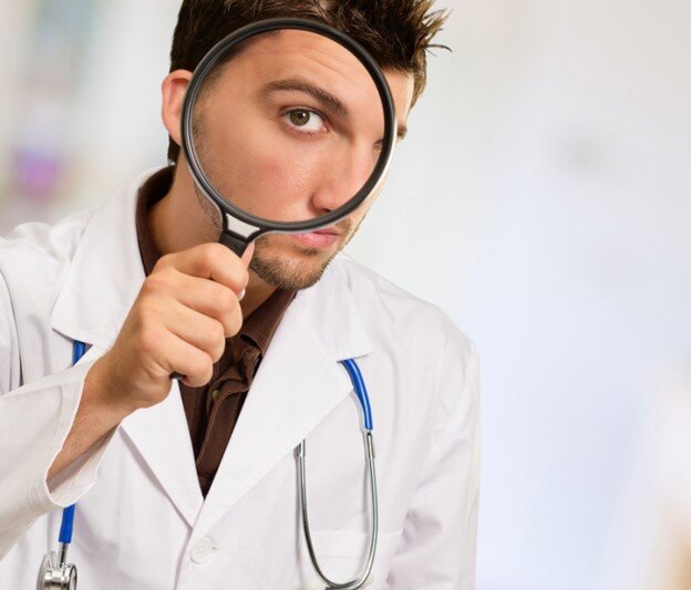 Красивый доктор женщина. Медицина. Врач на фоне больницы. Медицина. Много врачей.