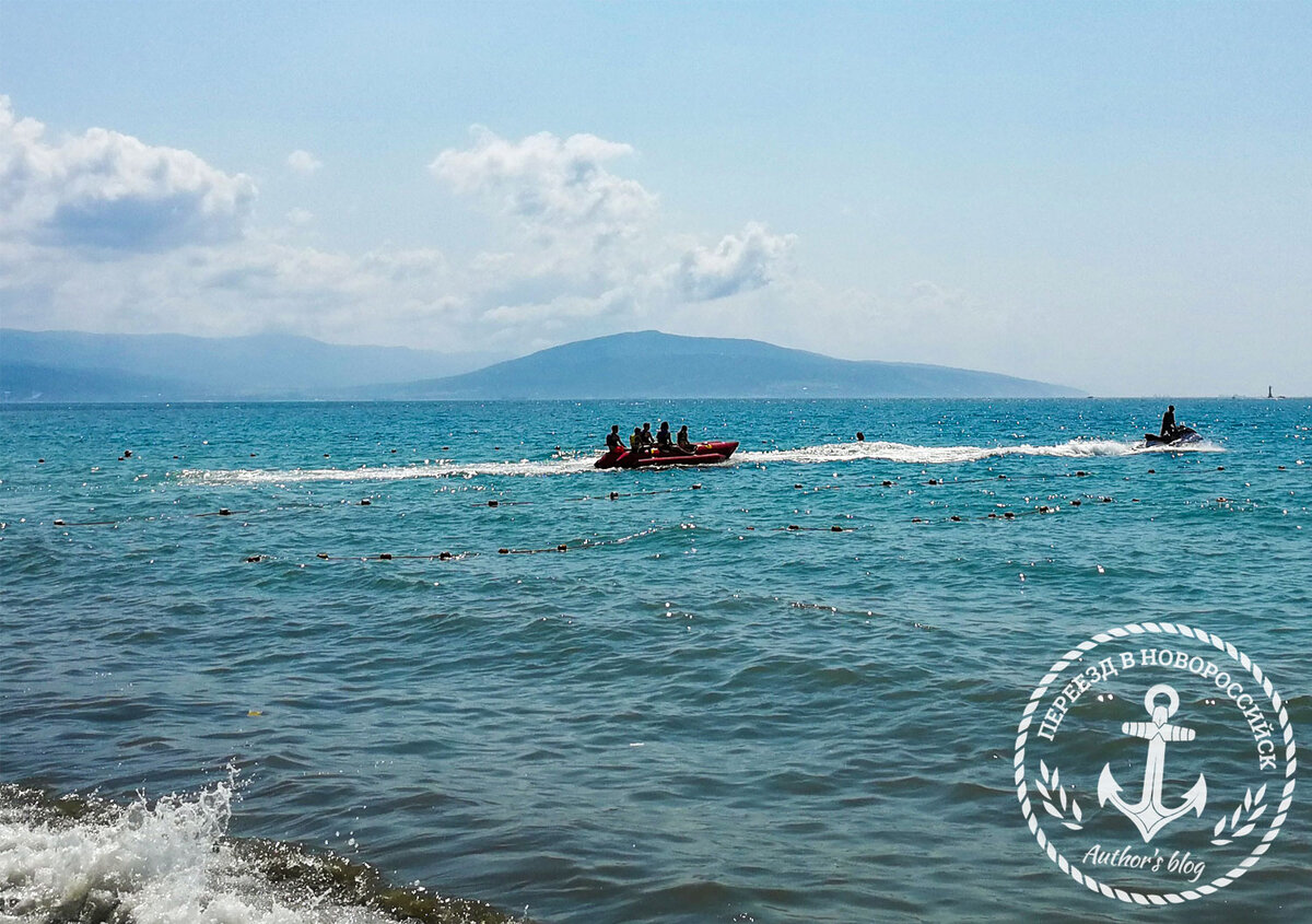 Отдыхающие на пляже Новороссийска