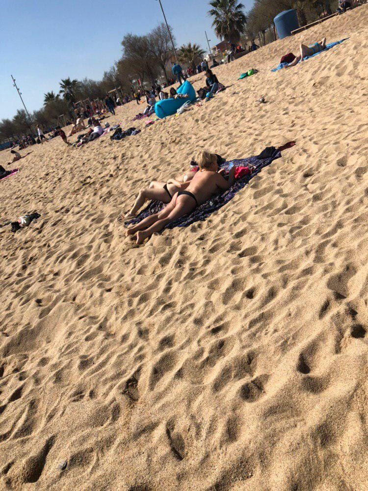 Жена нудистка делает минет на диком пляже