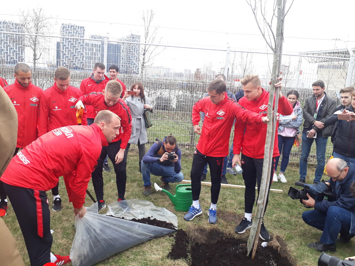 Денис Глушаков руководит высадкой саженцев. Фото Артема Локалова.
