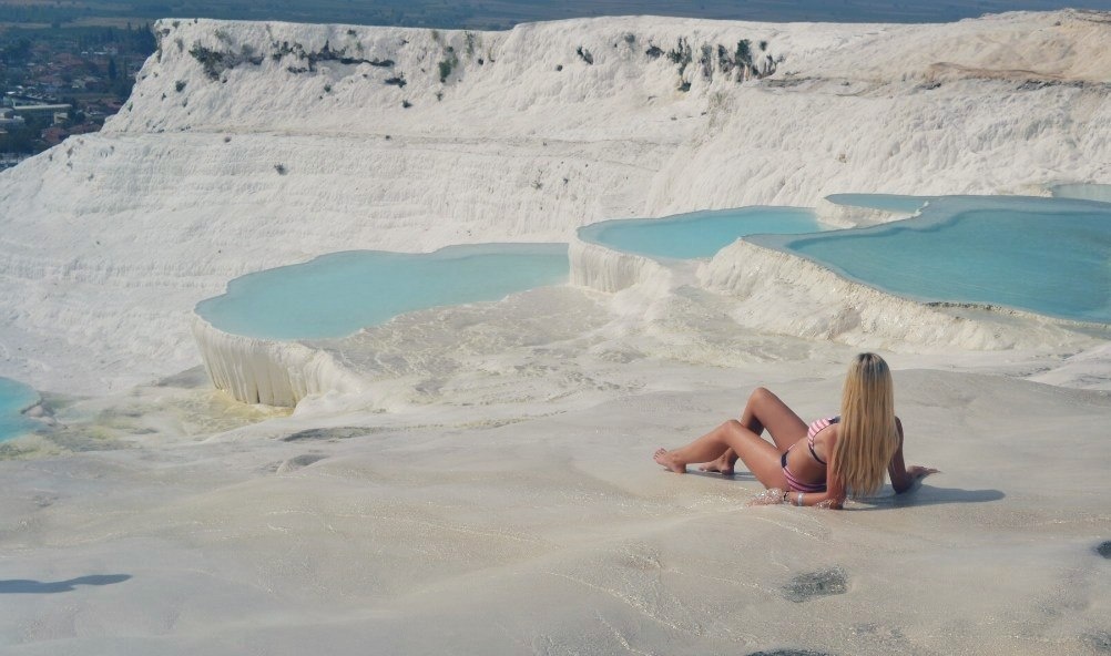 Загорает на источнике