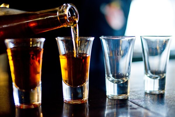 Ученые изобрели алкоголь, который не вызывает похмелья: когда его можно будет попробовать?