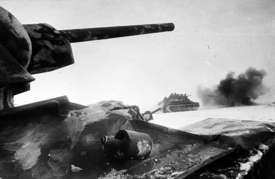 Советские танки Т-34-76 в наступлении. Зима 1941 — 1942 гг. Автор: Александр Устинов