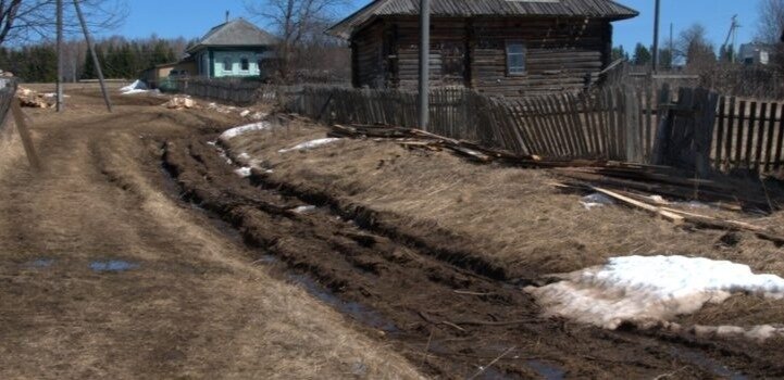 В селе  Пруддор с наступлением тепла,0 дорогу размыло так, что жители не могли даже отъехать от домов. Местный житель Василий Ярков, которому каждый день требовалось ездить в больницу, решил починить дорогу подручными средствами и обложил колею досками. 

Но его сосед решил, что доски могут легко загореться, поэтому возникает опасность пожара. Поэтому он вызвал сотрудников ГИБДД, которые выписали пенсионеру штраф в размере 5000- рублей и потребовали убрать доски. Однако, пенсионер планирует оспаривать это решение в суде.

Отрывок из официального документа: "Гражданин Ярков Василий Иосифович создал помехи в дорожном движении путем загрязнения дорожного покрытия и создал угрозу безопасности движения".

Что касается местной администрации, те, узнав о ситуации, заявили, что дорогу быстро отремонтировать не получится, так как все средства за 2019 год уже распределены.