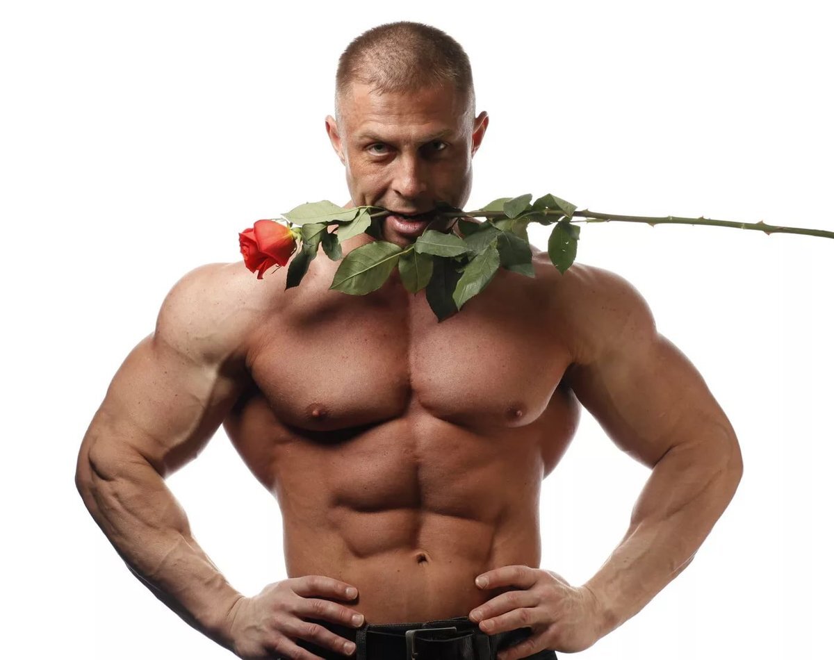 Накаченный мужчина с цветами