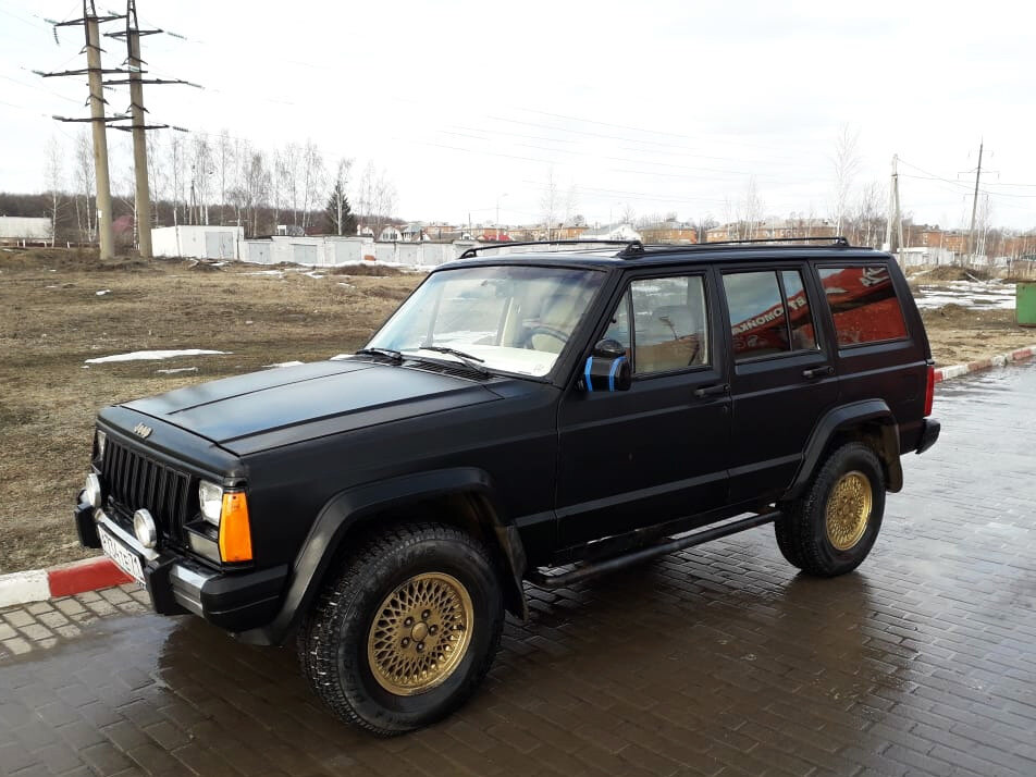 Jeep Cherokee XJ 1989 года с 4-литровым двигателем и АКП, продаётся за 195000 рублей. Cherokee XJ - единственный автомобиль с интегрированной рамой из представленных в этой статье