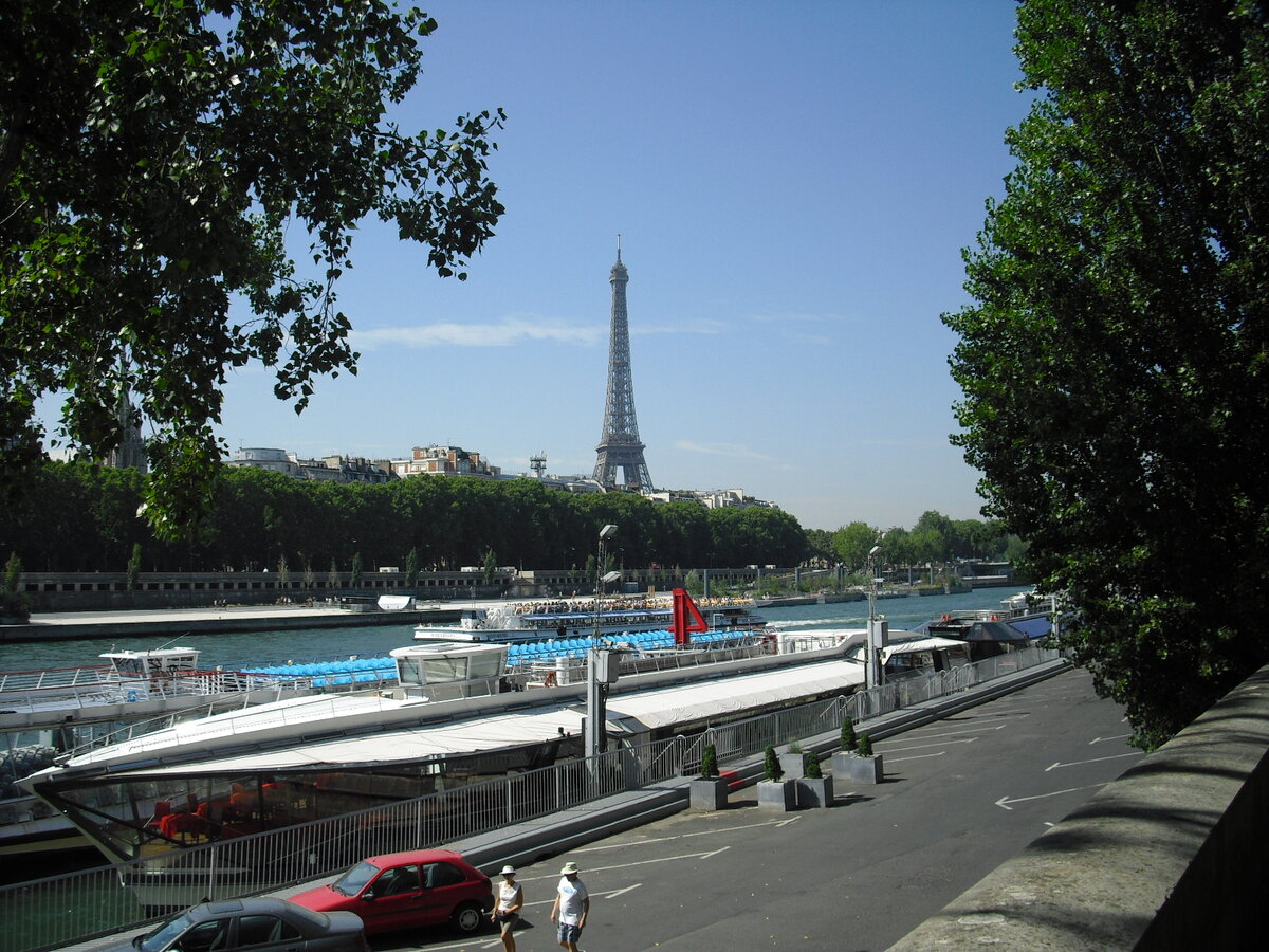 Эйфелева башня и река Сена