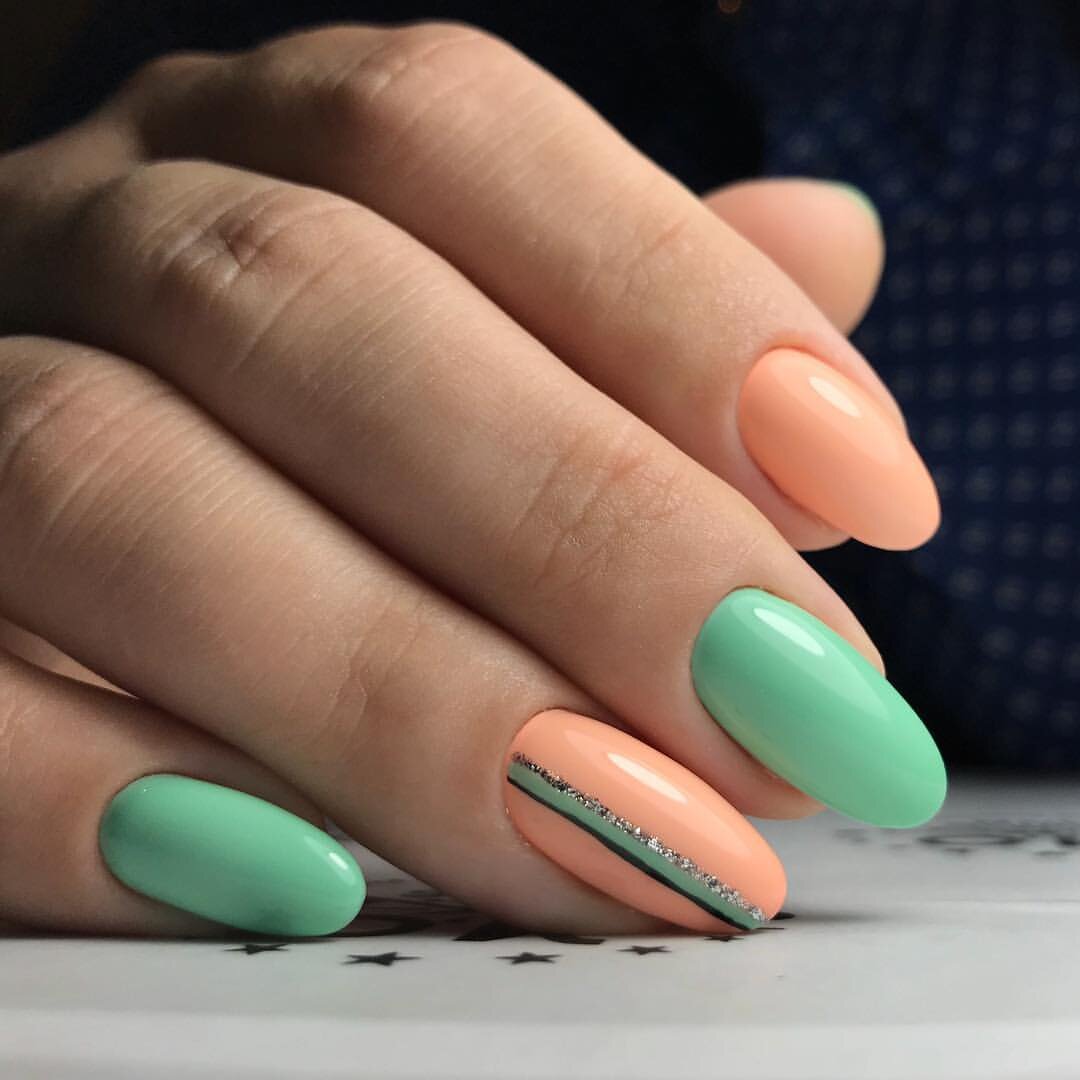 Сочетание цветов миндаль. Красивый маникюр пастельных тонов. Изумрудный маникюр миндаль 2022. Карамельный цвет палитра. Манир посьельных тонлв.