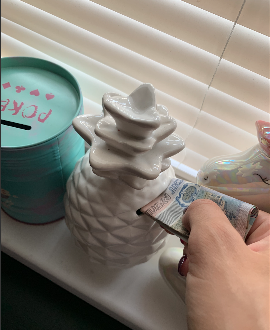 Что бы запихать купюру в копилку, тоже надо постараться.