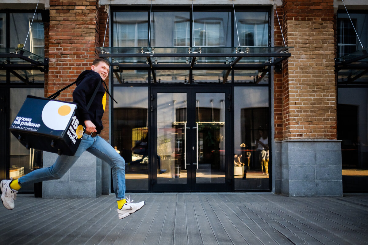 это наш райдер бежит к цели (на фото слева)