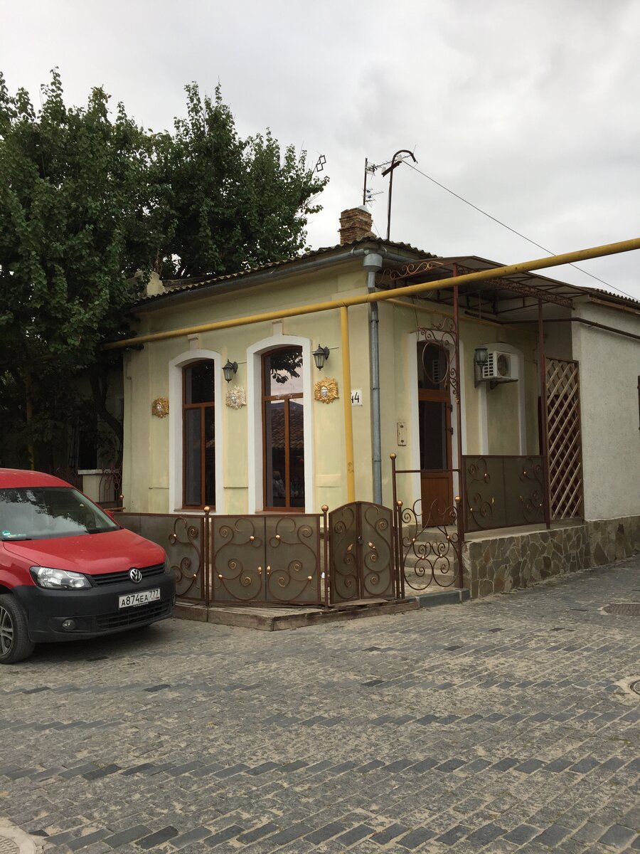 В Старом городе много уютных домиков.