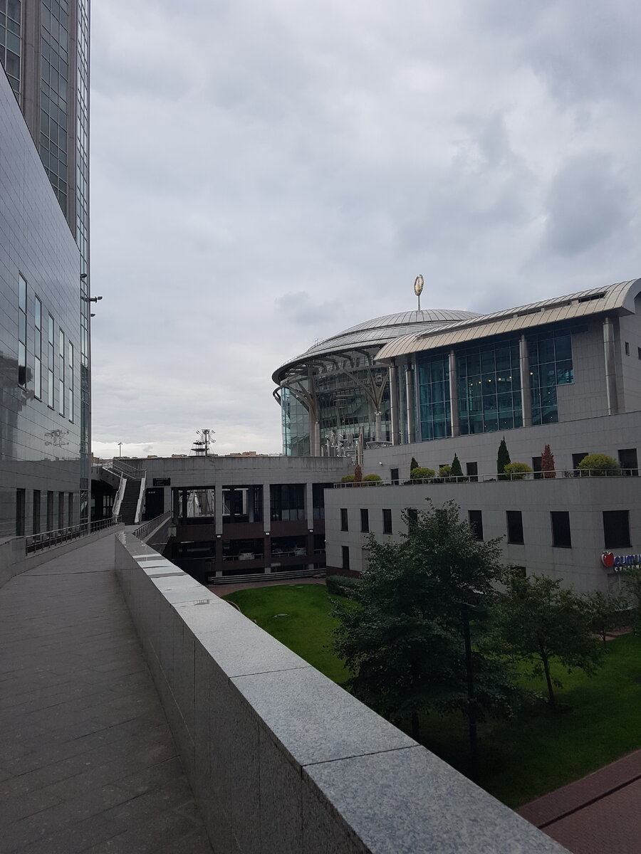 У подножия Swissôtel Красные Холмы.