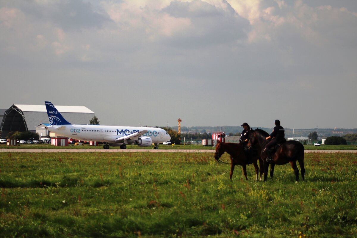 Самолет МС-21 на авиасалоне МАКС-2019