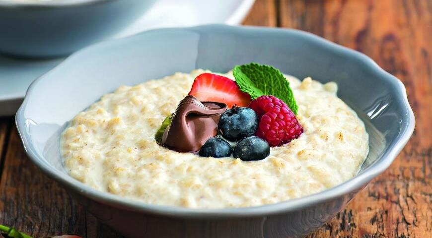 Фото взято из интернет - источника: https://www.gastronom.ru/recipe/36222/ovsyanaya-kasha-s-yagodami-i-orehovoj-pastoj