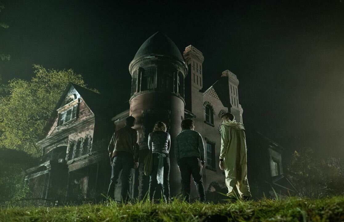 Даже не припомню, существует ли хоть один фильм, где дети пришли ночью в зловещий особняк и ушли оттуда, зевая от скуки и не нарвавшись на неприятности.