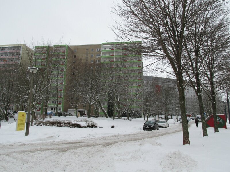 Продолжаем тему мрачных депрессивных городов с недоразваленной промышленностью. Бесконечные жилмассивы серых хрущёвок и брежневок, руины заводов, серые здания с выбитыми окнами.. Какой знакомый антураж, не правда ли? Одно только в данном случае несколько нетипично - страна.

