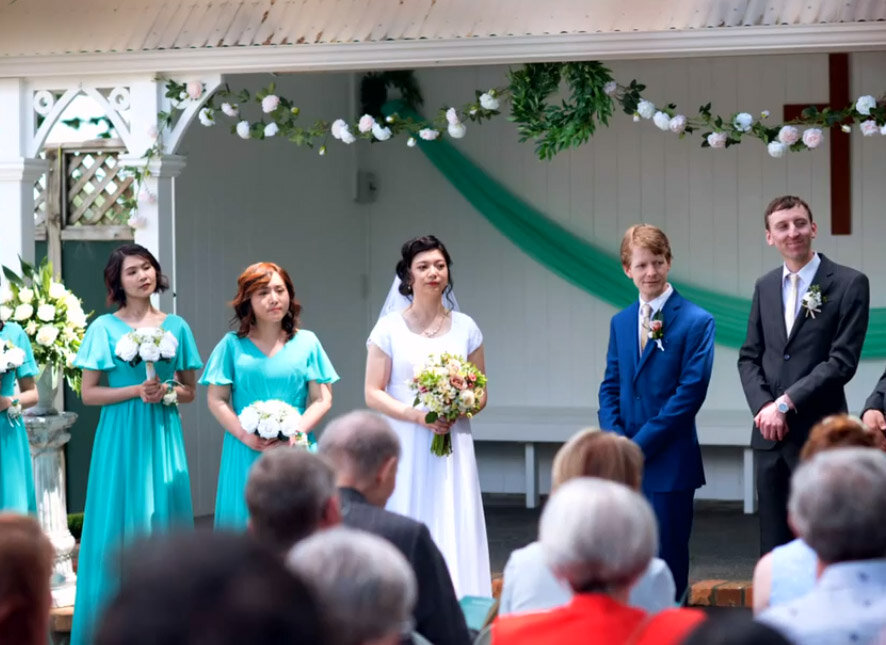 Жених и невеста хотели выглядеть на свадебных фотографиях без лишних прекрас