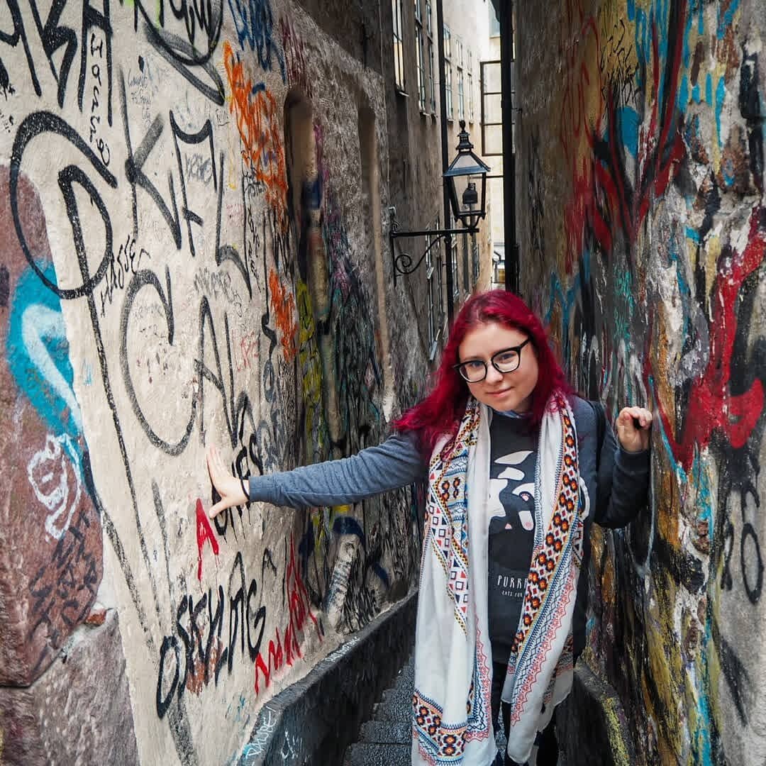 Я на фоне самой узкой улицы Стокгольма