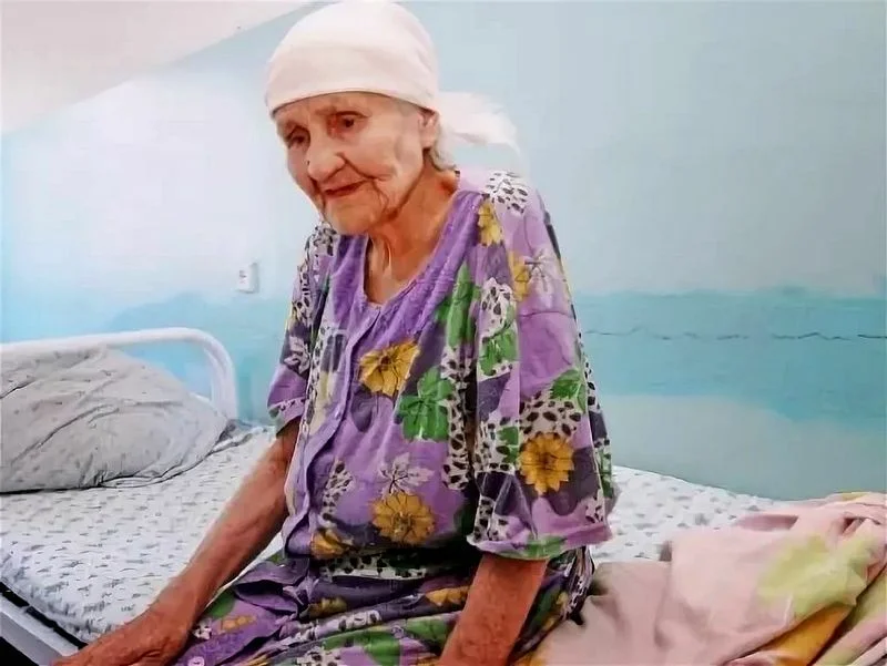Умирающая бабушка в доме. Старуха дом престарелых. Старая бабушка в доме престарелых. Пожилая женщина в доме престарелых