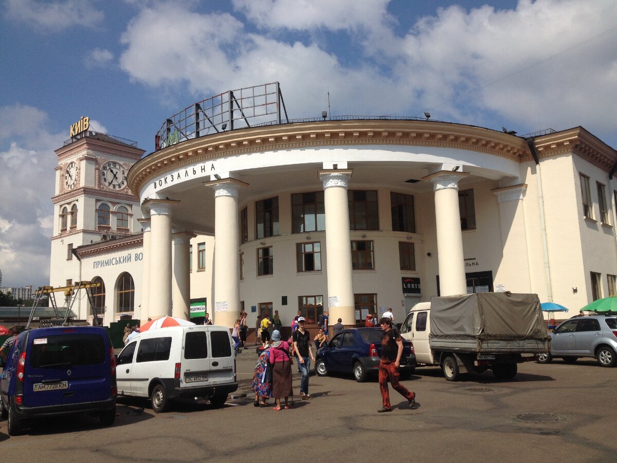 Рыночная стихия теперь бурлит возле станции метро Вокзальной