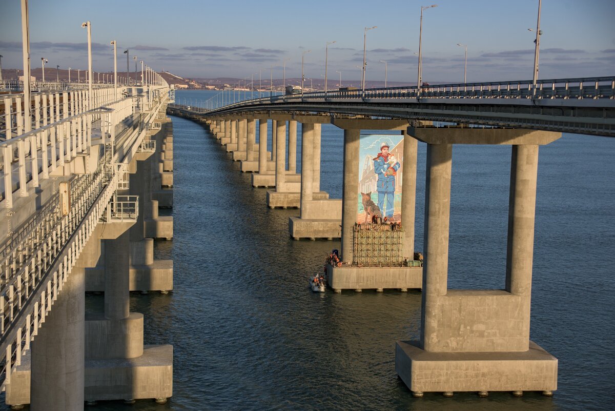 Рисунок на опоре Крымского моста /  Фото: инфоцентр «Крымский мост»